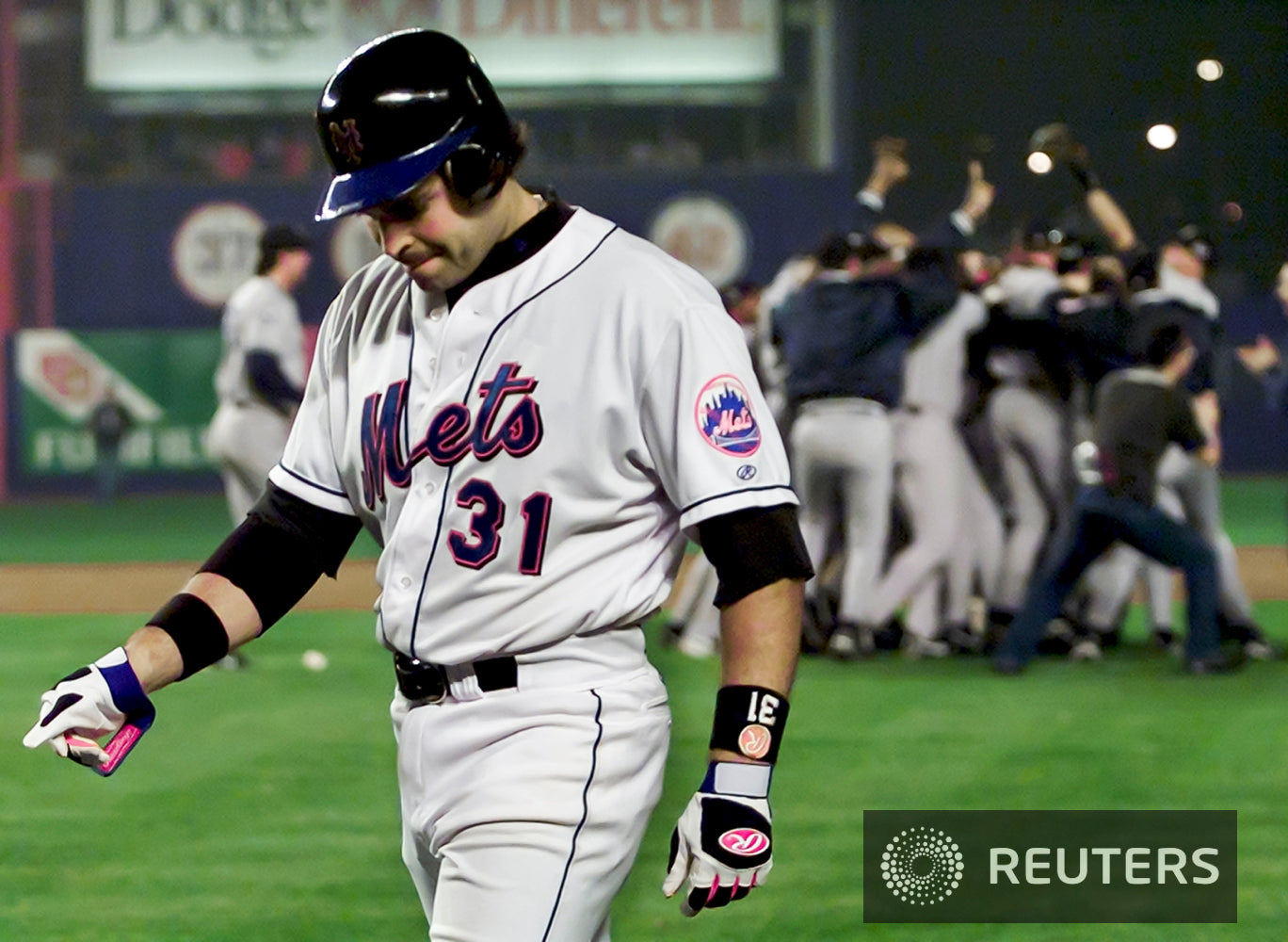 2000-10-26 Piazza as Yanks celeb WS win RTR11R90fix