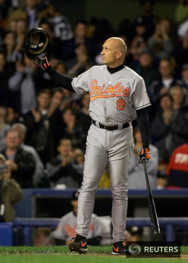 2001-09-28 Ripken tips hatRTR14NDJ