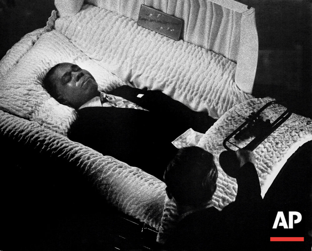 1971-07-09 LOUIS ARMSTRONG GET TRUMPET AT HIS FUNERAL