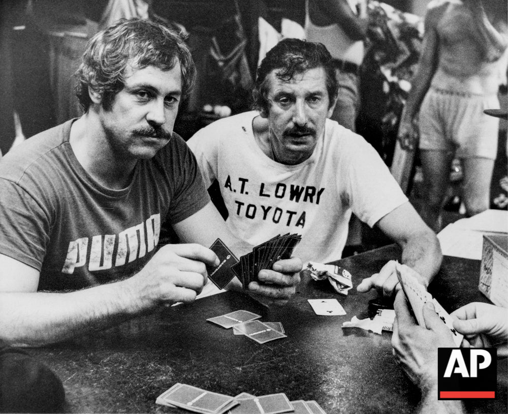 1975-09-12 Hunter plays cards with Martin