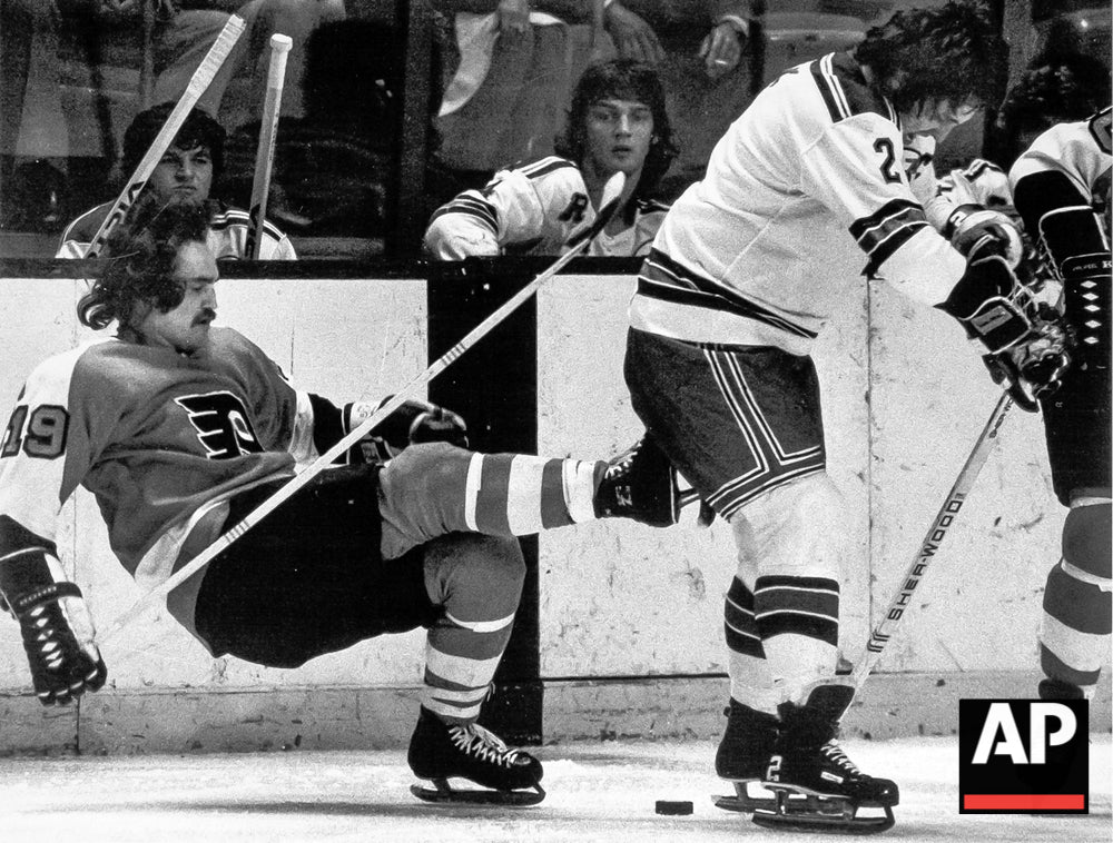 1975-10-27 Flyers MacLeish kick Rangers Park NHL 1974c