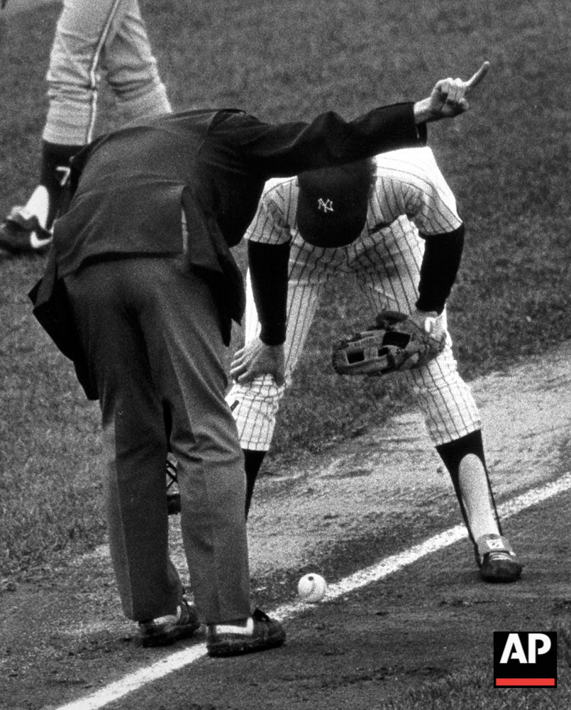 1982-05-23 Nettles has fair ball on bunt.jpg