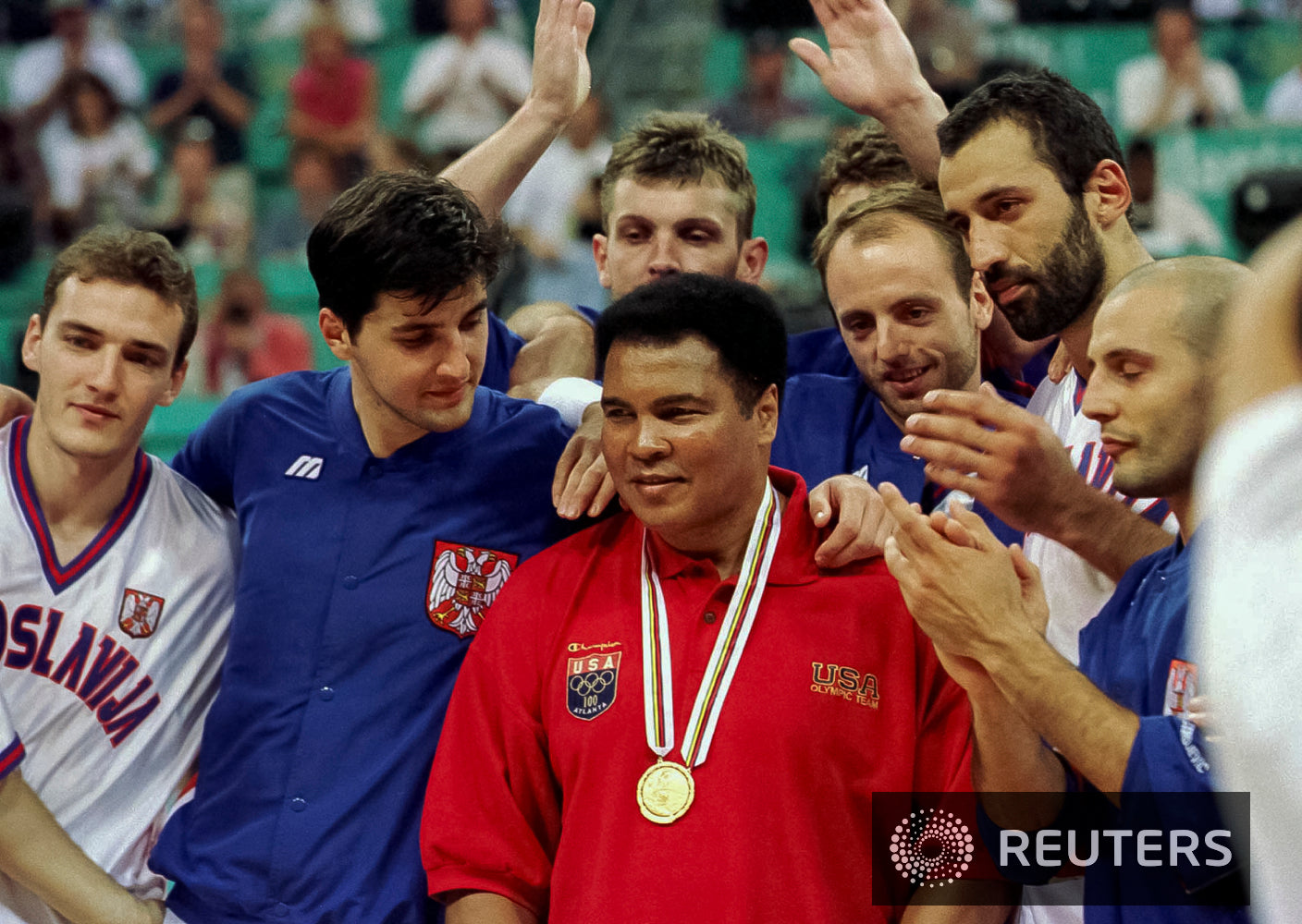 1996-08-03 Ali gets medal RTXGMBRMohamad Ali Atlantafix