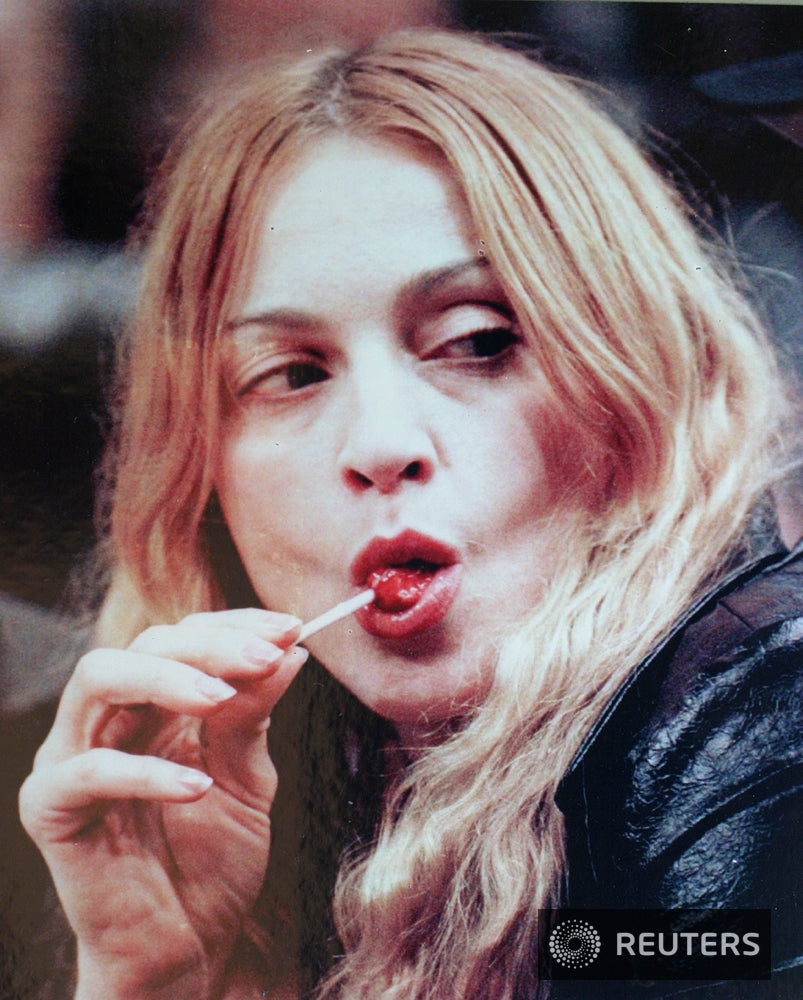 1998-02-08 Madonna suck a lolipop at Knicks game