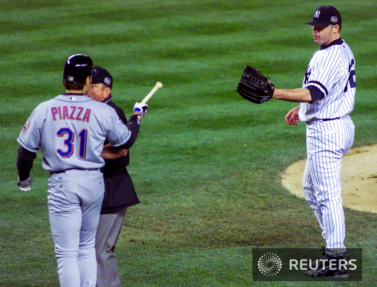 2000-10-22 Piazza-Clemens broken batt WS RTR11P0Gfix