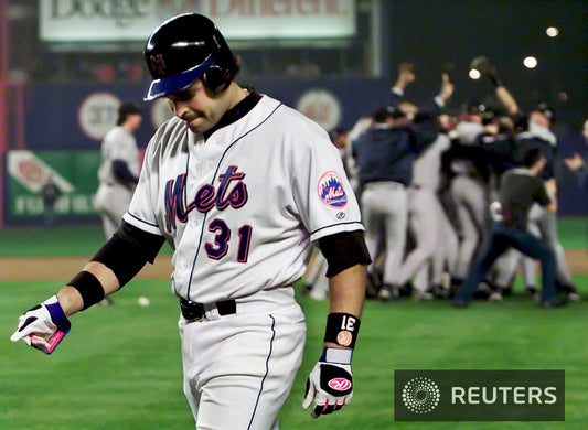 2000-10-26 Piazza as Yanks celeb WS win RTR11R90fix