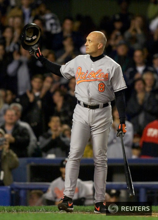 2001-09-28 Ripken tips hatRTR14NDJ