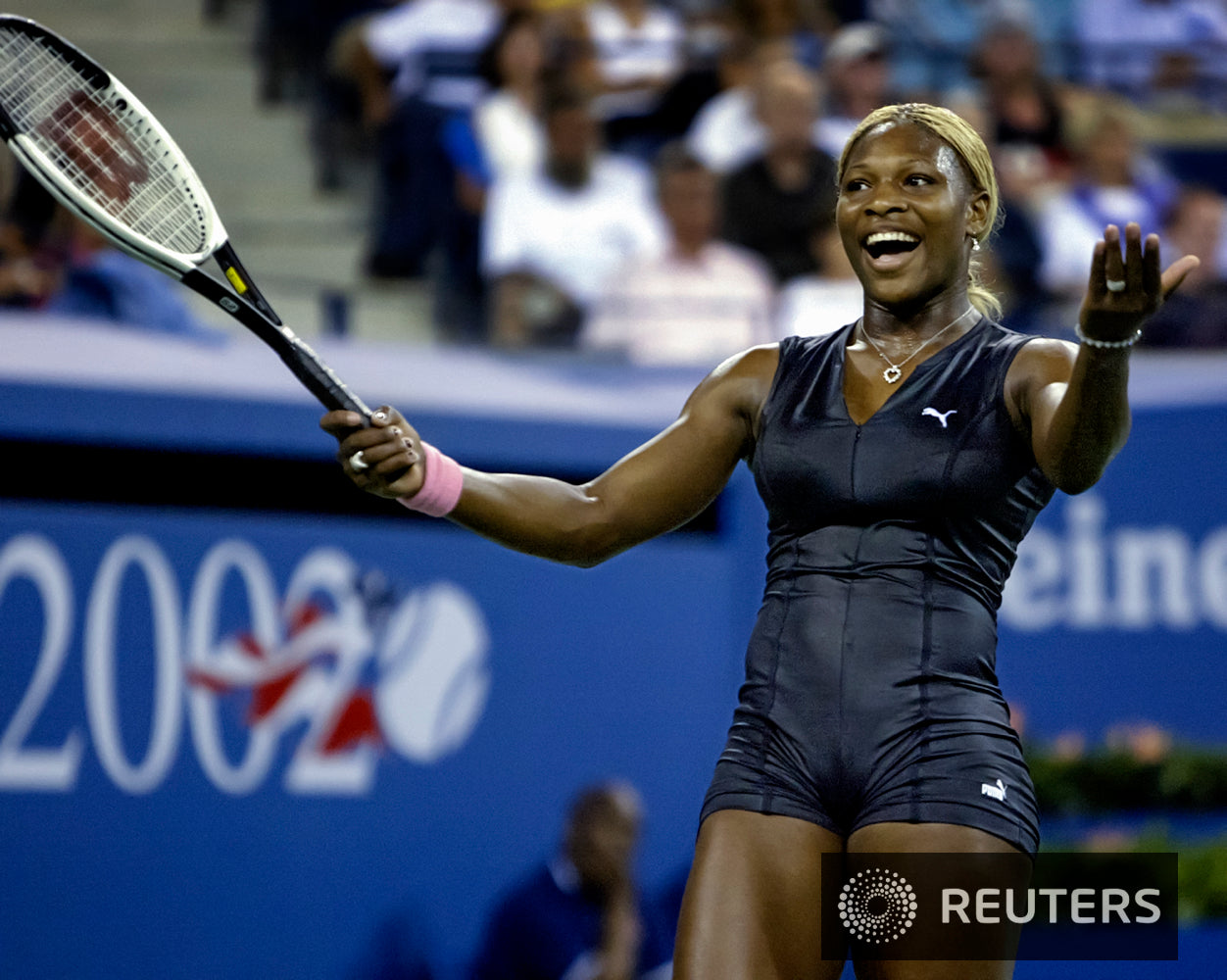 2002-08-26 Serena in black leather US open RS21782