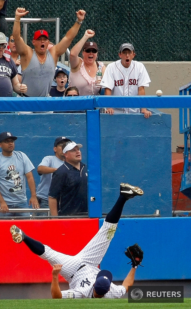 2008-07-04 Damon ball on wall RFS37322xballonfence