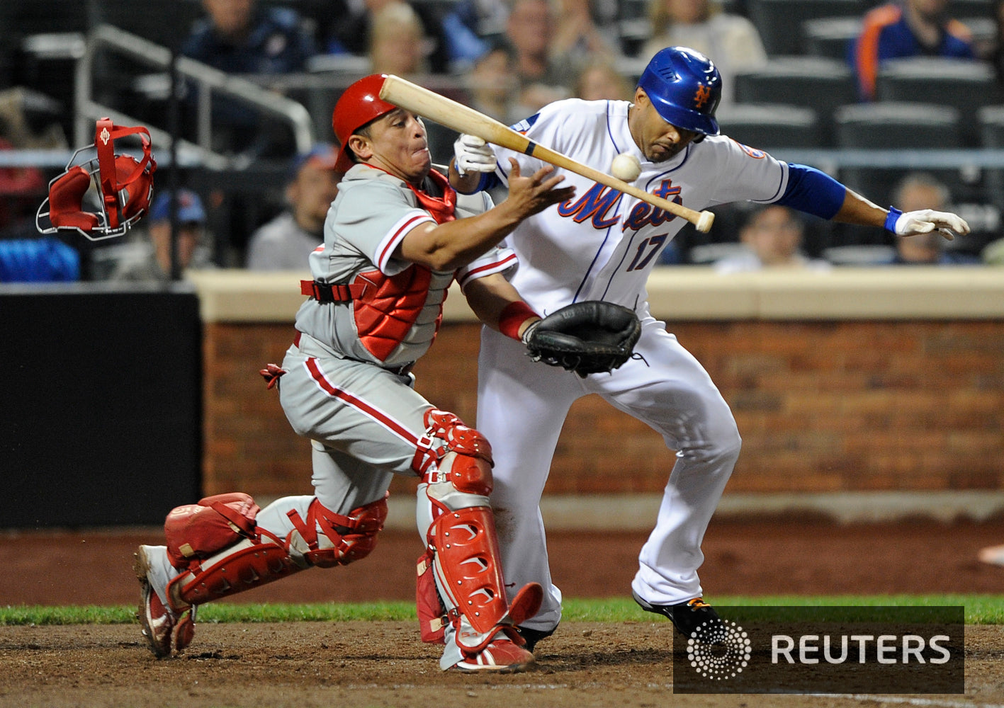 2009-06-10 Ruiz collides with Tatis Mets-Phils RTR24J8E