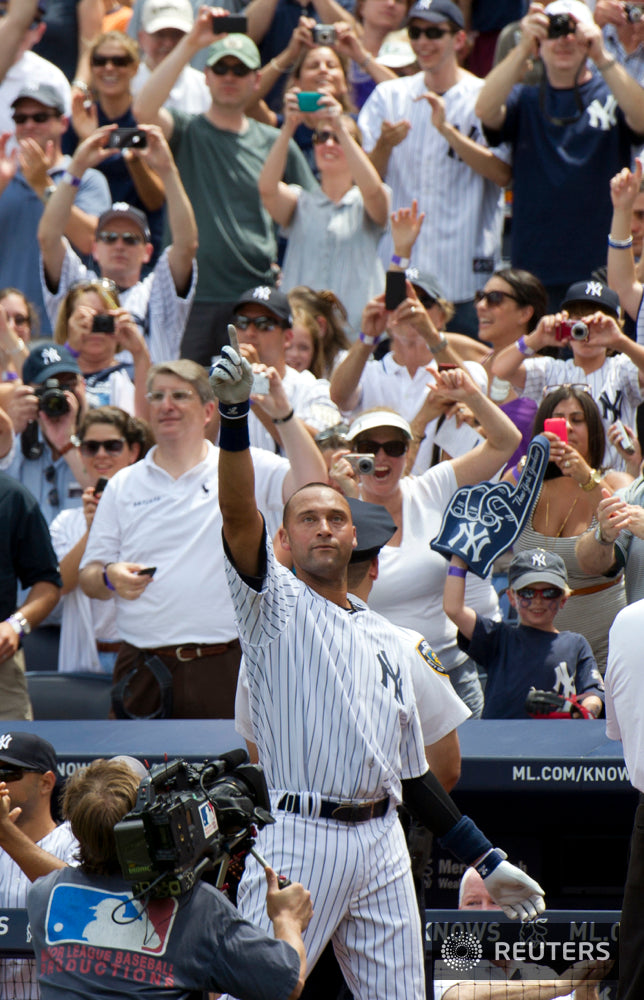 2011-07-09 Jeter hat tip 3000 hit RTR2OOE8